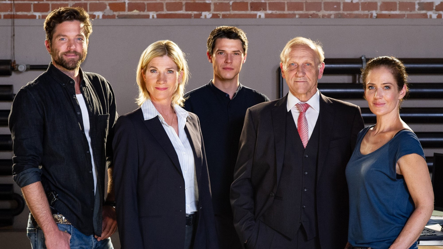 Styuardessalar haqida barcha porno filmlar Kokraklarini sogib turgan surati